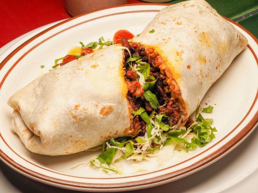 Burritos με γλυκοπατάτα, μαύρα φασόλια και Salsa Fresca (δροσερή μεξικάνικη σαλάτα)