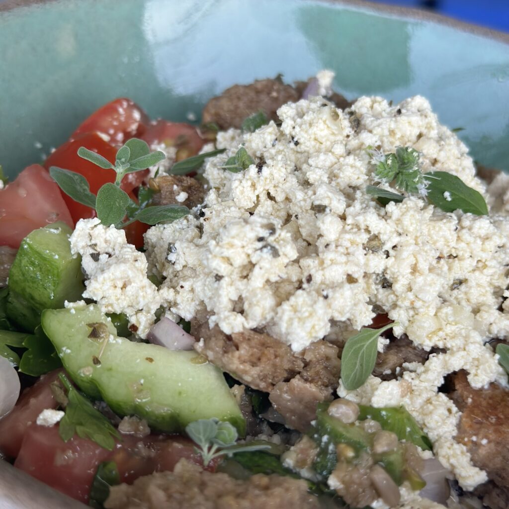 vegan χωριάτικη με τόφου φέτα